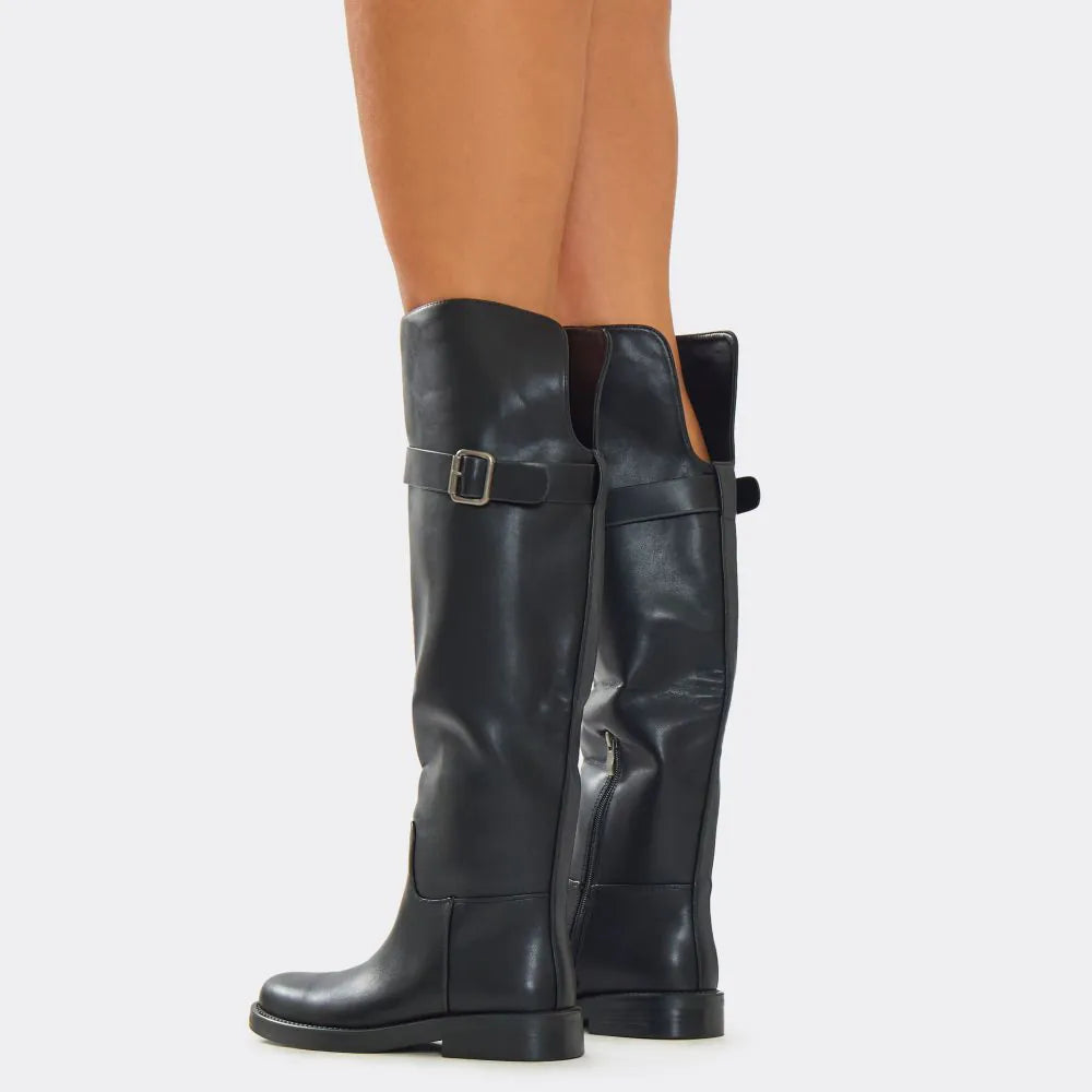 Bottes noires plates avec sangle décorative argentée