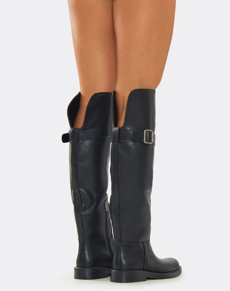 Bottes noires plates avec sangle décorative argentée