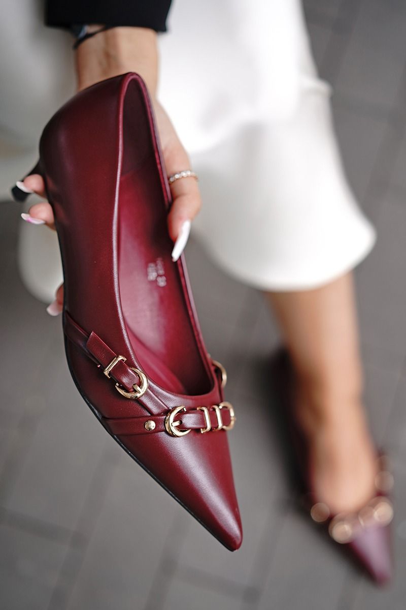 Escarpins avec talon biseauté et détails de boucles dorées