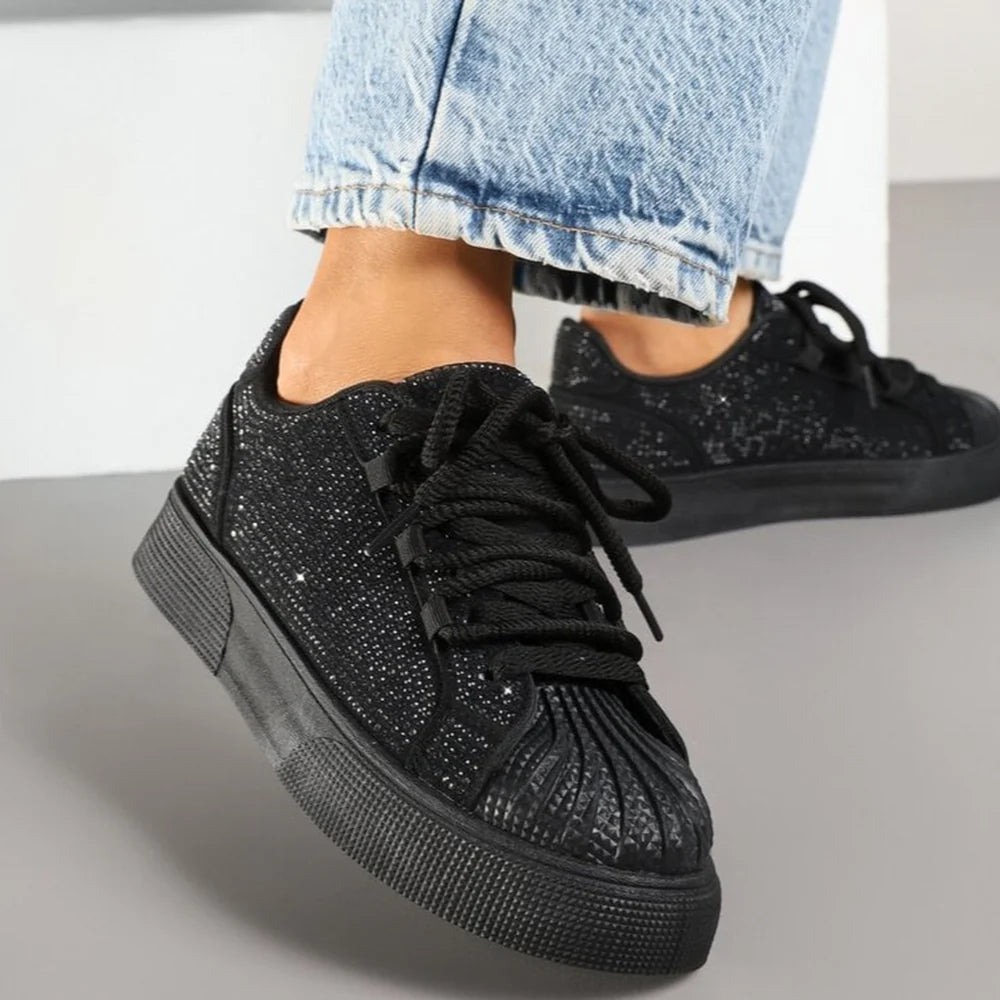 Baskets ornées de motifs en relief et de strass