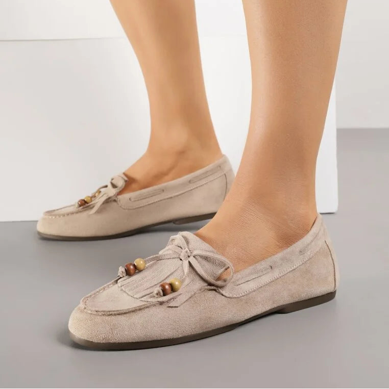 Mocassins avec des pampilles et des perles en bois