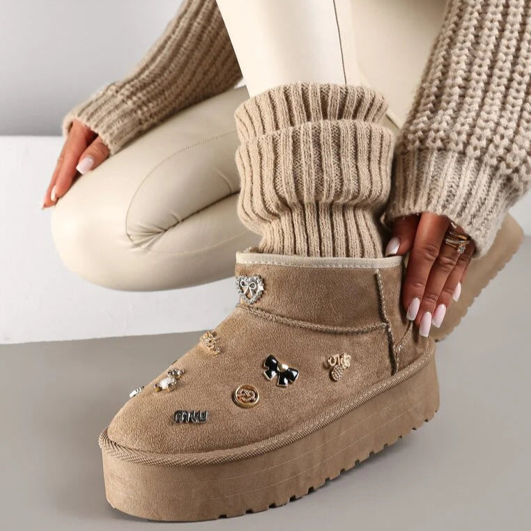 UGG à plateforme basse décorées d'appliques métalliques