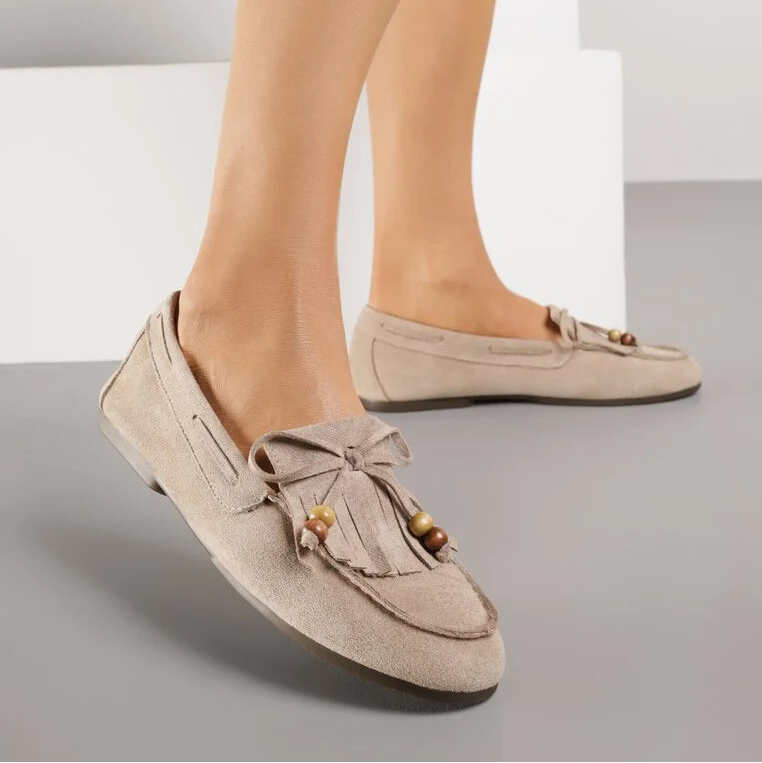 Mocassins avec des pampilles et des perles en bois