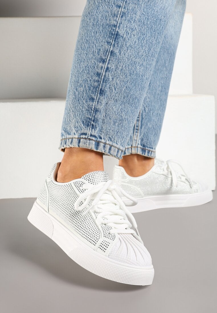 Baskets ornées de motifs en relief et de strass