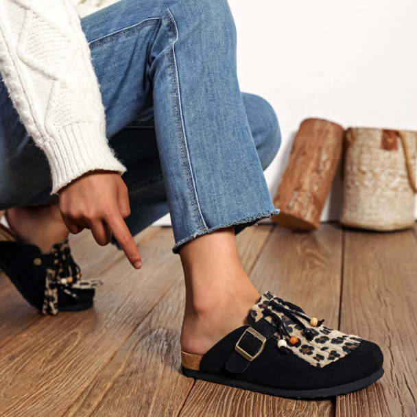 Sabot en textile avec franges et perles