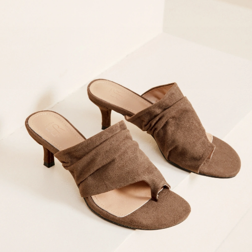 Sandale à talon au design épuré et élégant