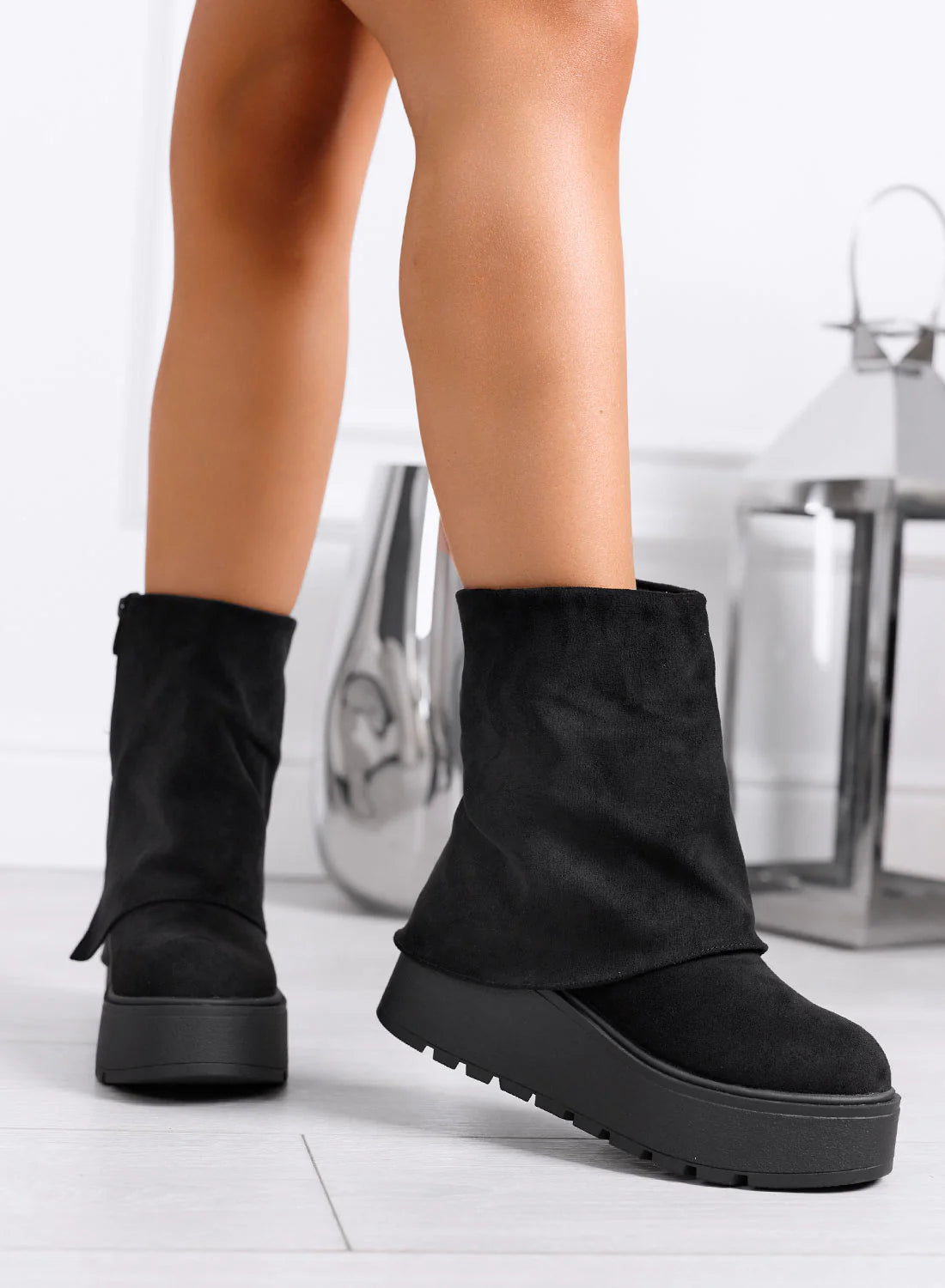 Bottines en daim à revers et talon compensé