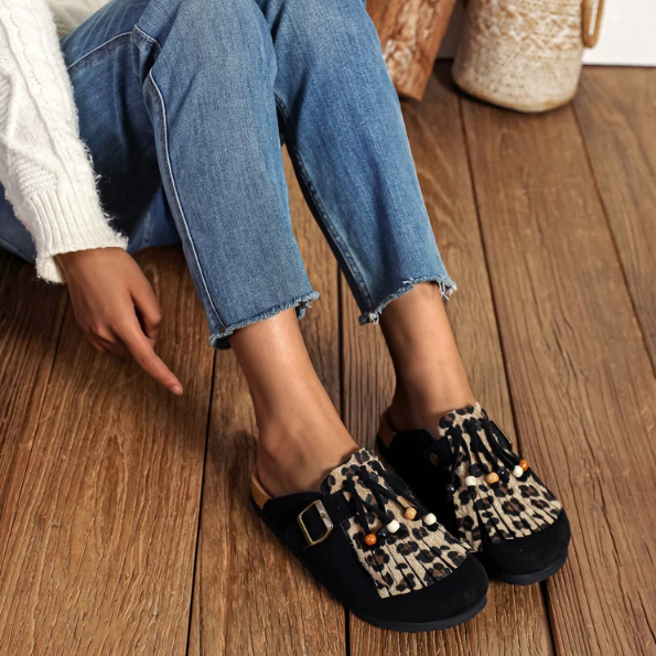 Sabot en textile avec franges et perles