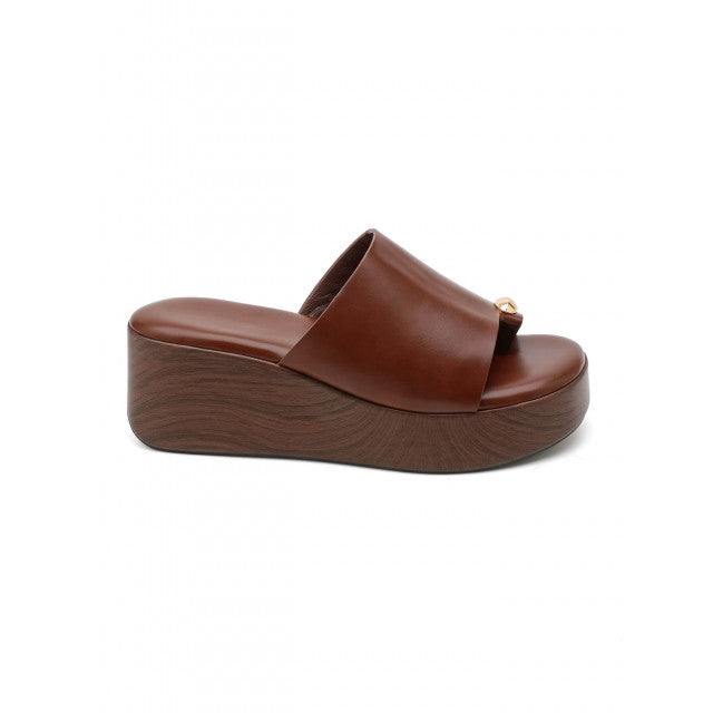 Mule Compensée en Cuir Camel avec Détail Doré