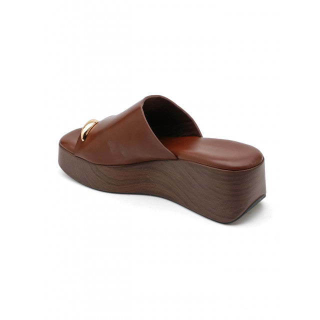 Mule Compensée en Cuir Camel avec Détail Doré