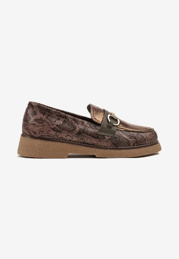 Mocassins décorés d'une tige en relief et d'une boucle