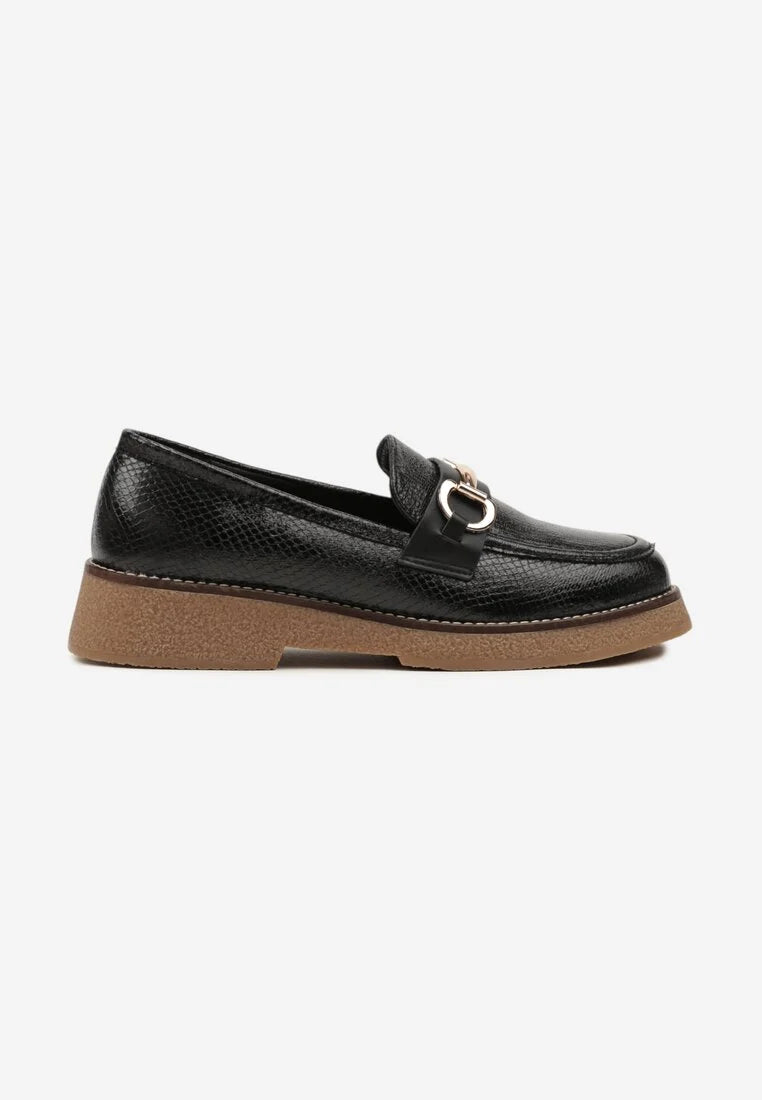 Mocassins décorés d'une tige en relief et d'une boucle