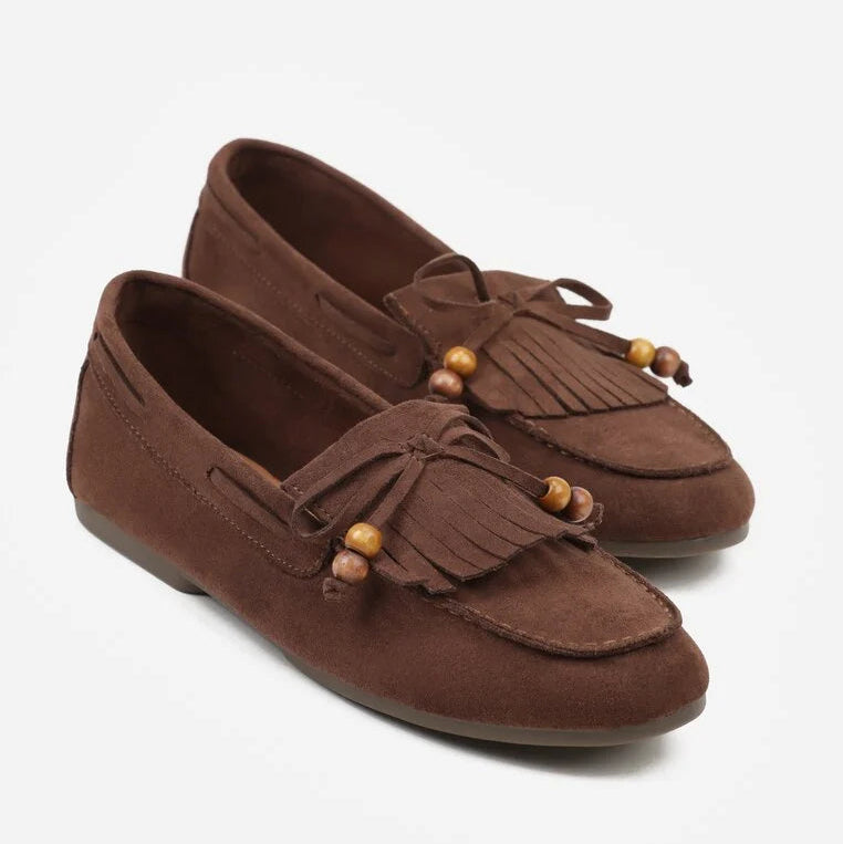 Mocassins avec des pampilles et des perles en bois