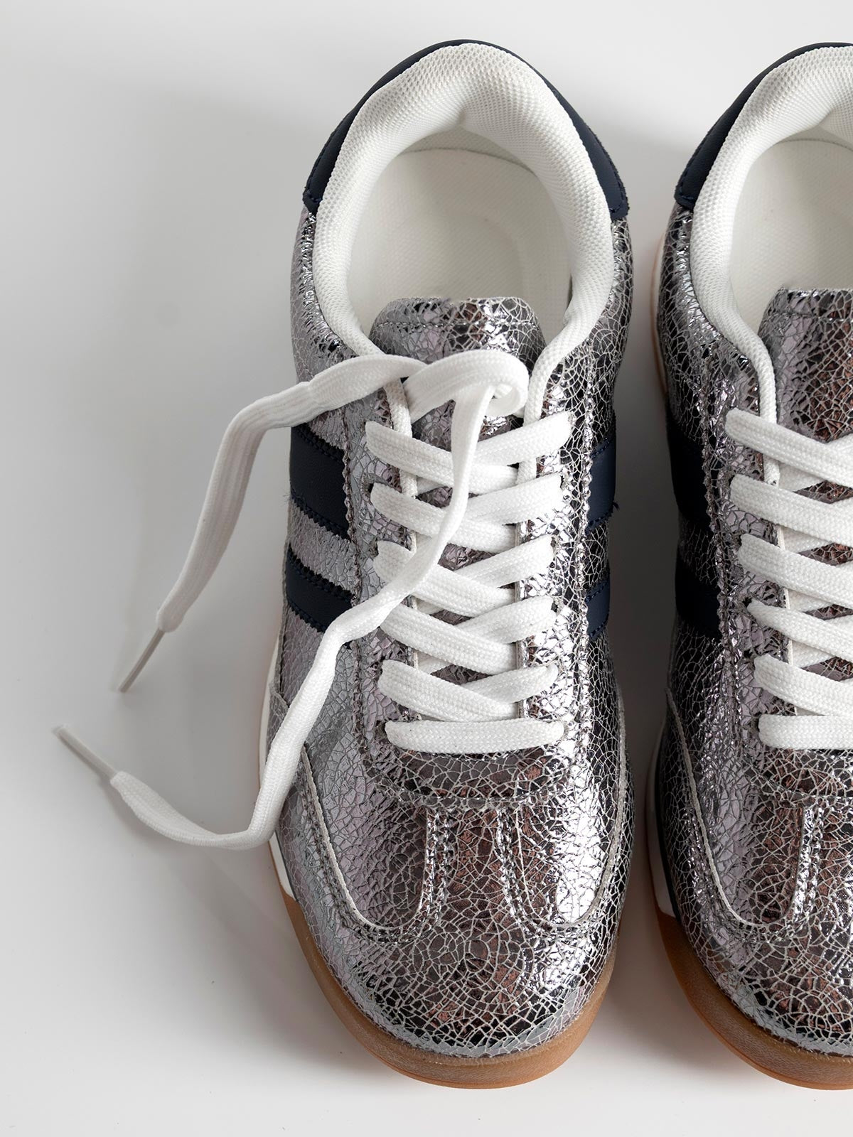 Baskets basiques avec une combinaison de matières