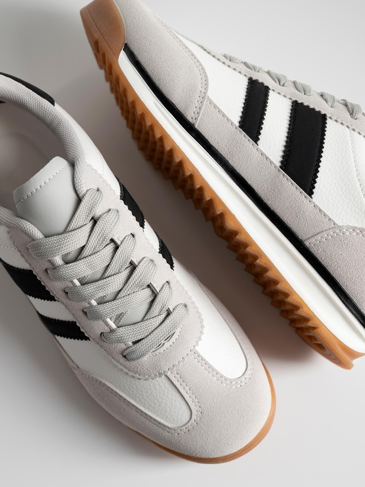 Baskets basiques avec une combinaison de matières