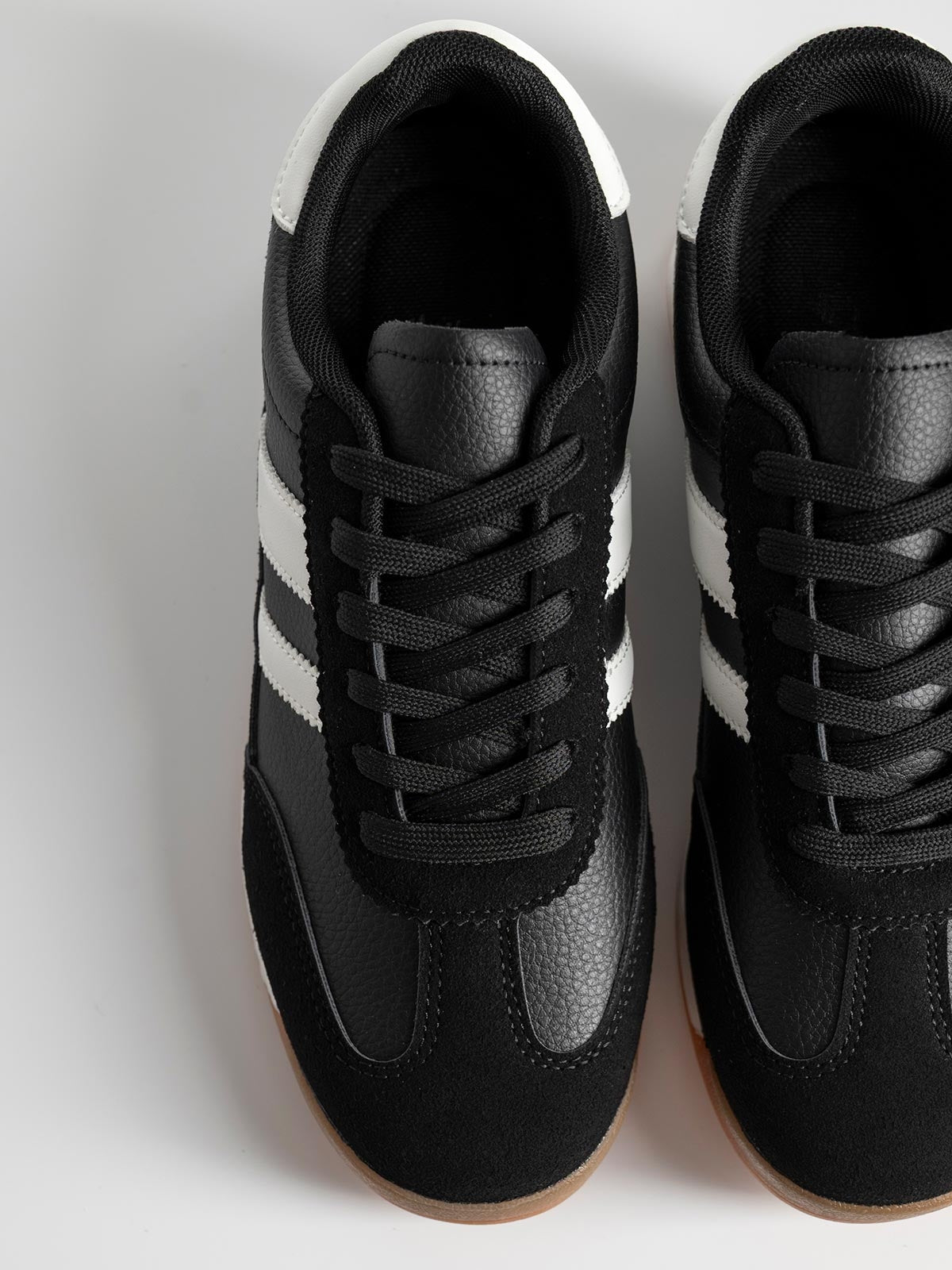 Baskets basiques avec une combinaison de matières