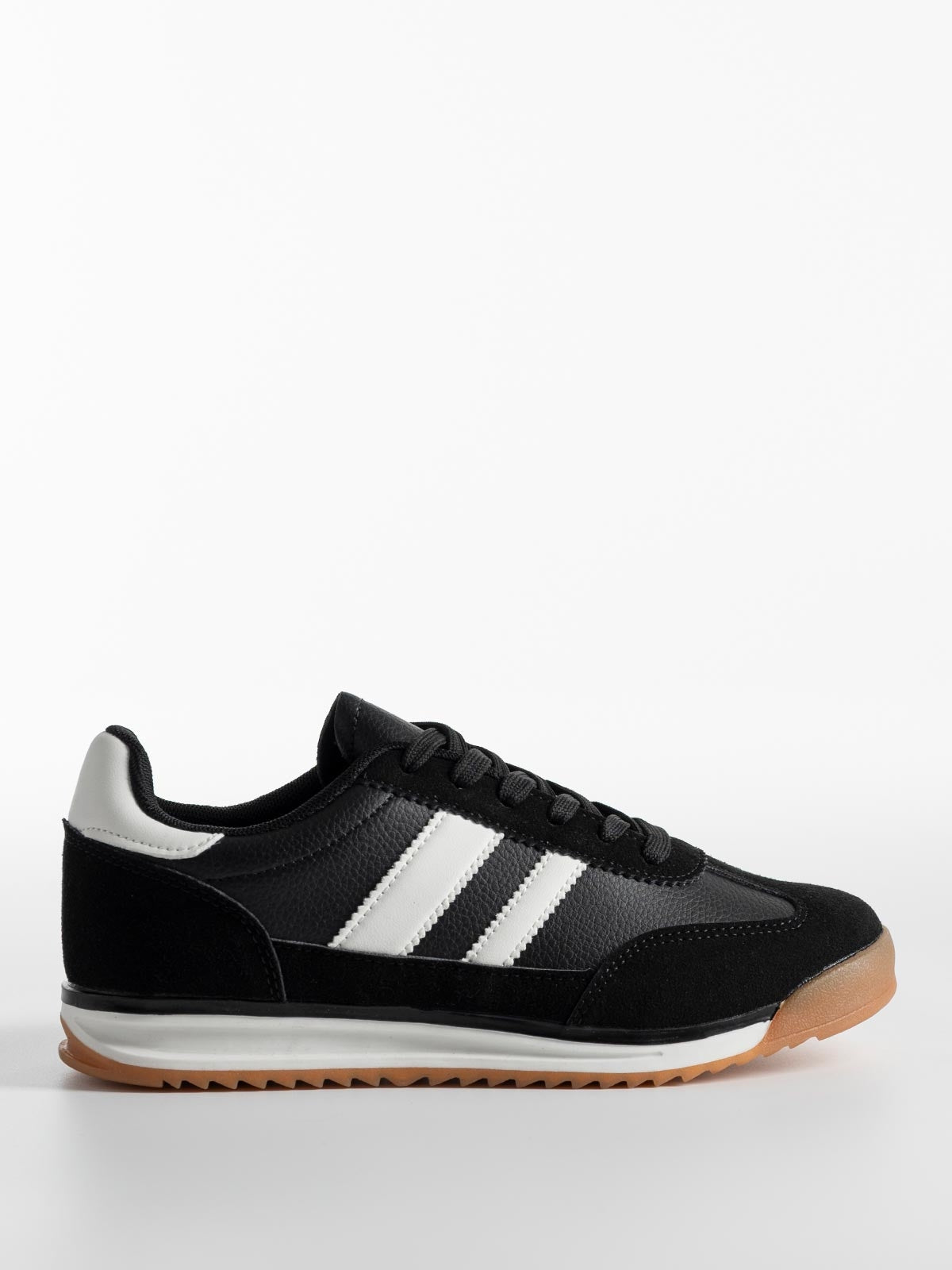 Baskets basiques avec une combinaison de matières