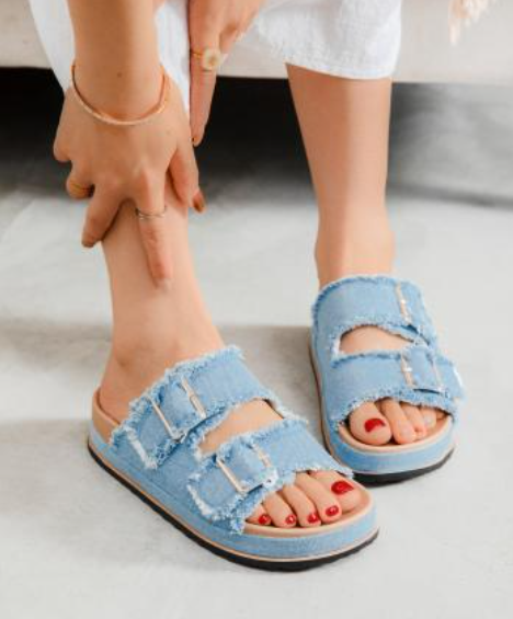 Sandales à doubles brides effilochées