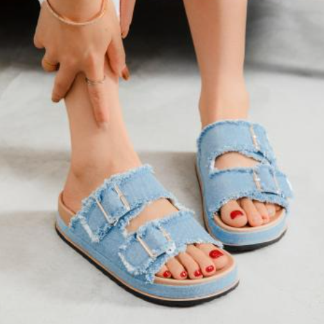 Sandales à doubles brides effilochées
