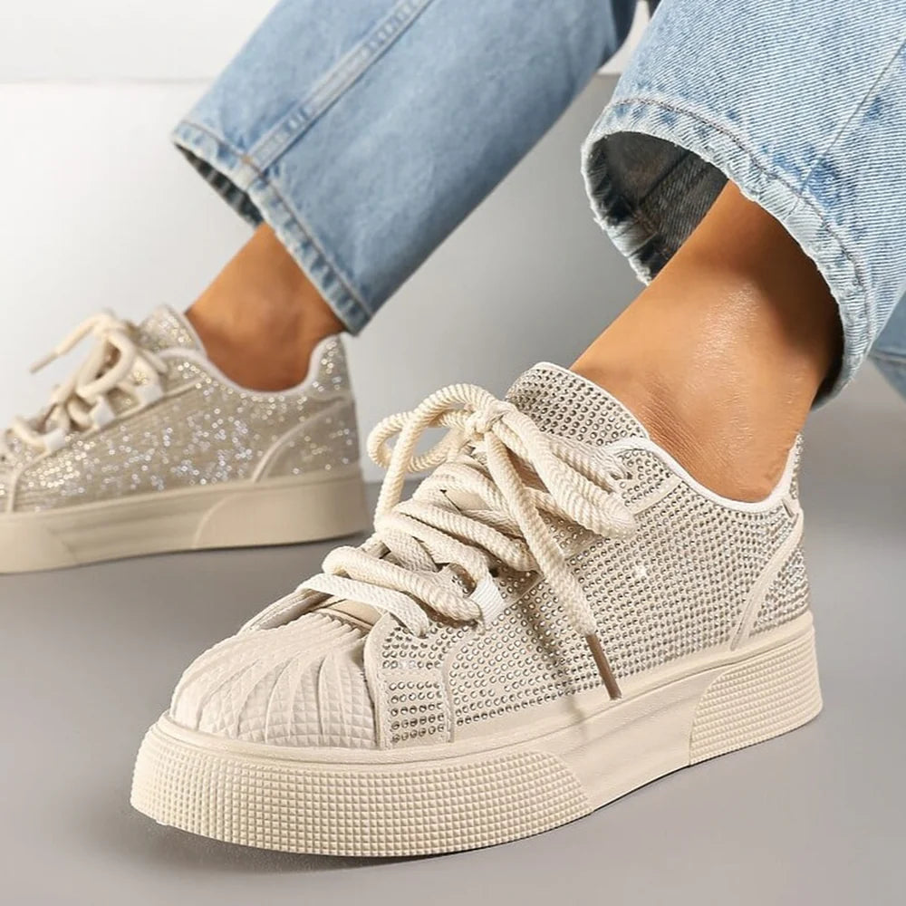 Baskets ornées de motifs en relief et de strass