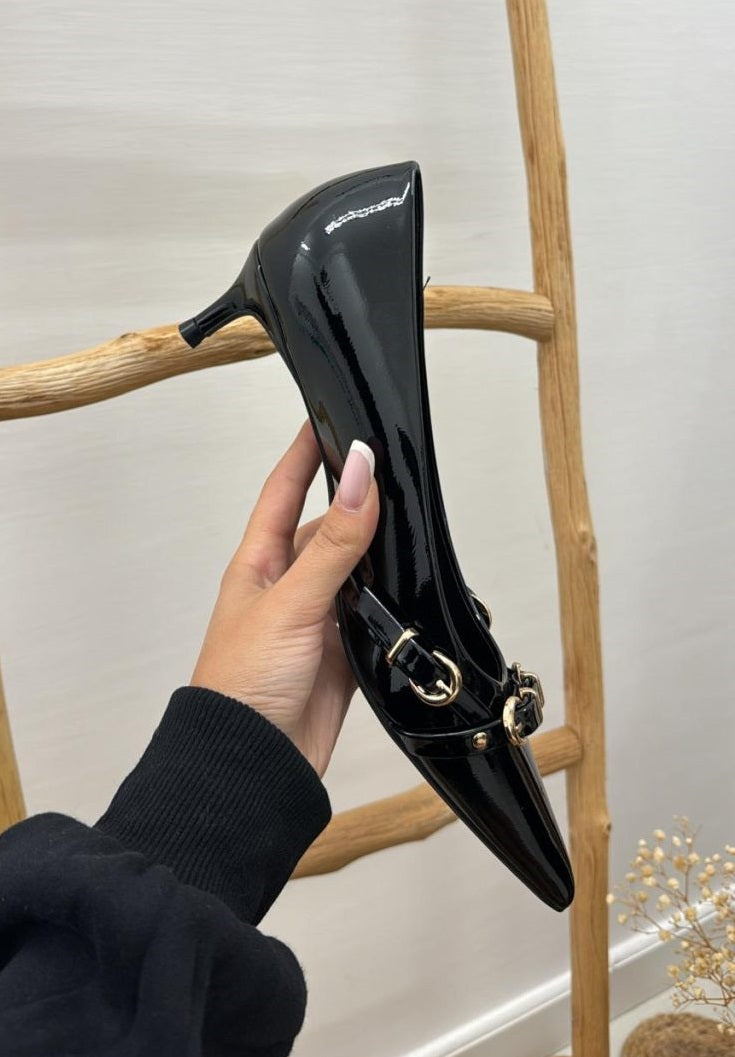 Escarpins avec talon biseauté et détails de boucles dorées