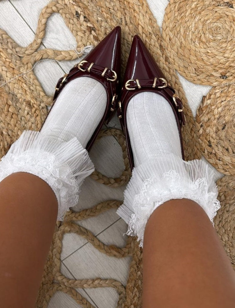 Escarpins avec talon biseauté et détails de boucles dorées