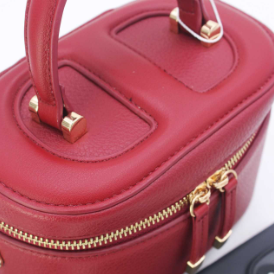 Joli sac à bandoulière réglable présente une fermeture zippée
