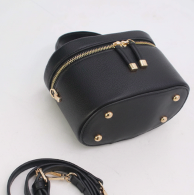 Joli sac à bandoulière réglable présente une fermeture zippée