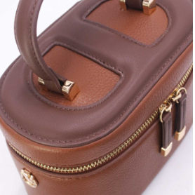 Joli sac à bandoulière réglable présente une fermeture zippée