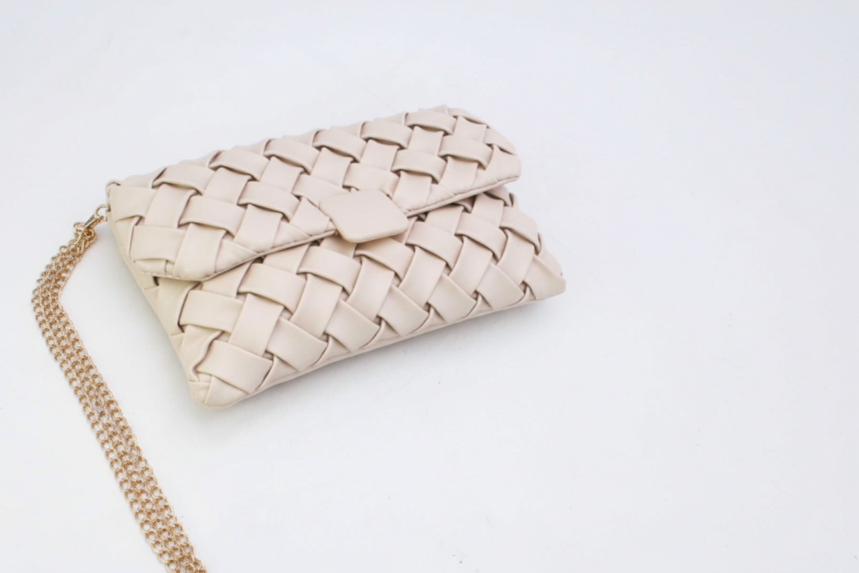 Pochette à rabat en similicuir argenté métallisé effet tissé
