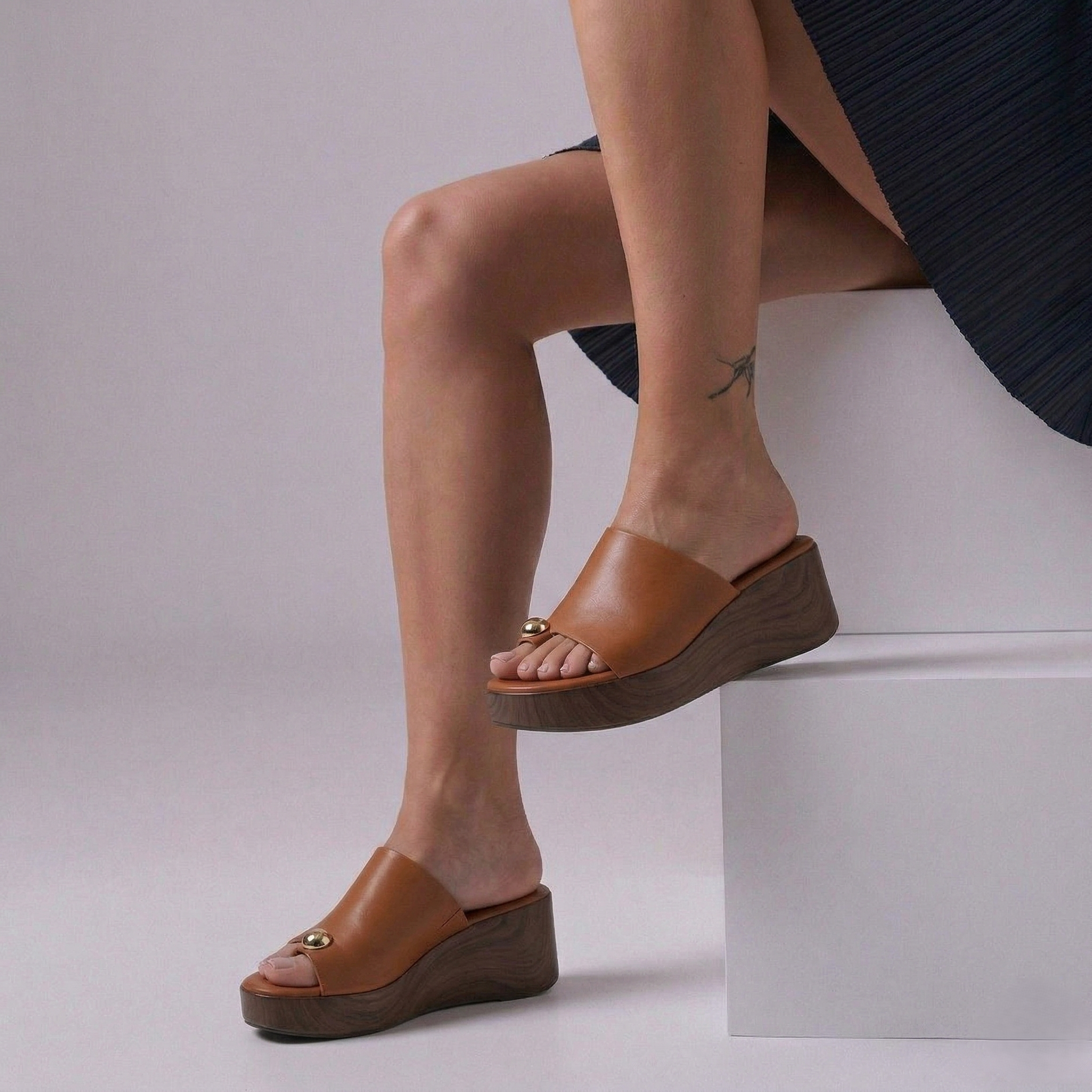 Mule Compensée en Cuir Camel avec Détail Doré
