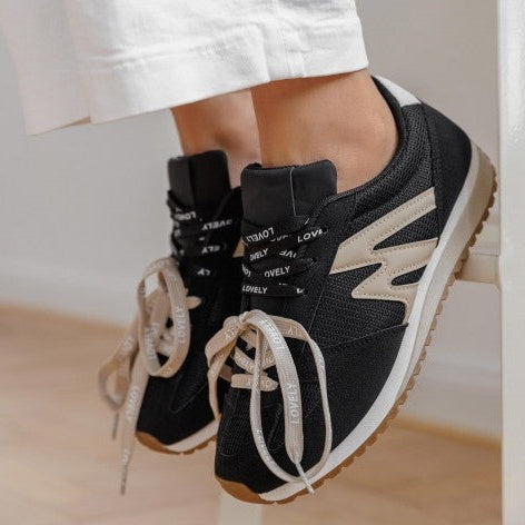 Baskets empiècements et lacets fantaisie