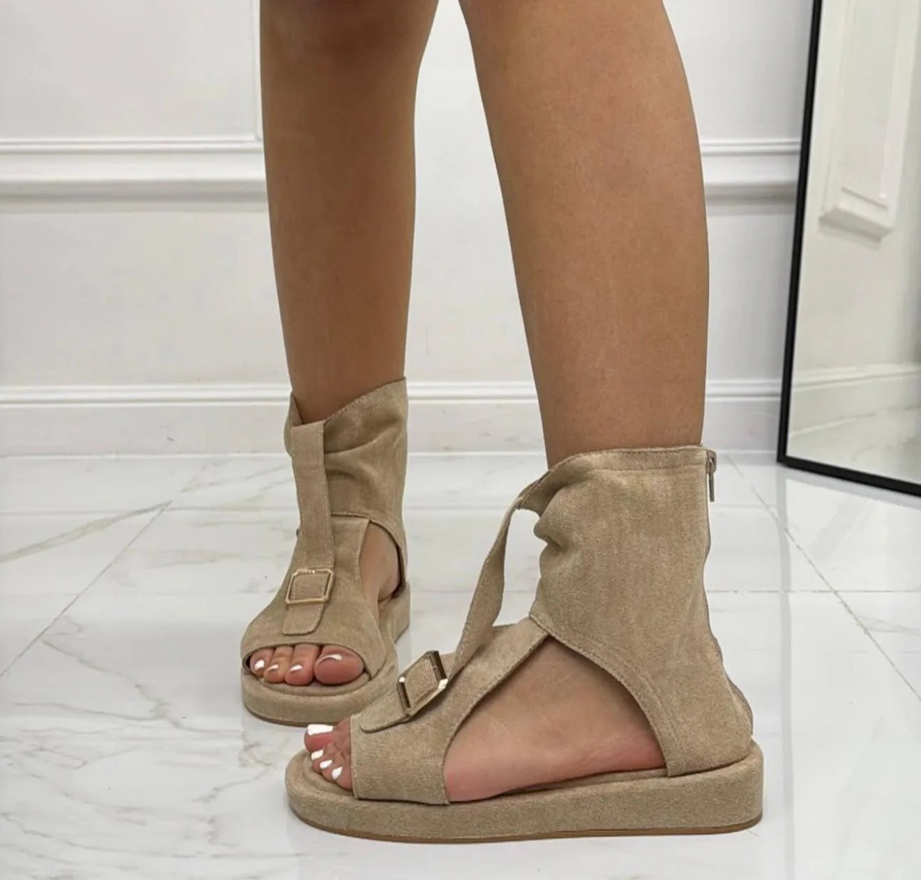 Sandales en daim avec une bride de cheville