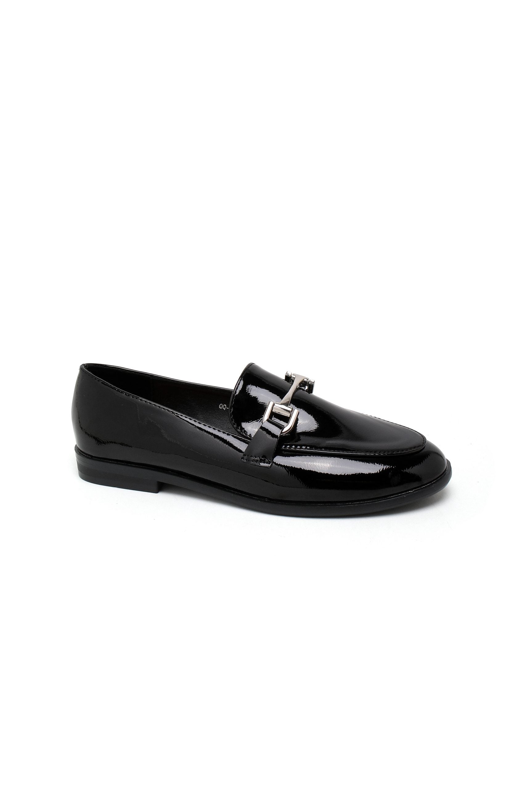 Mocassins en cuir verni noir avec élément métallique