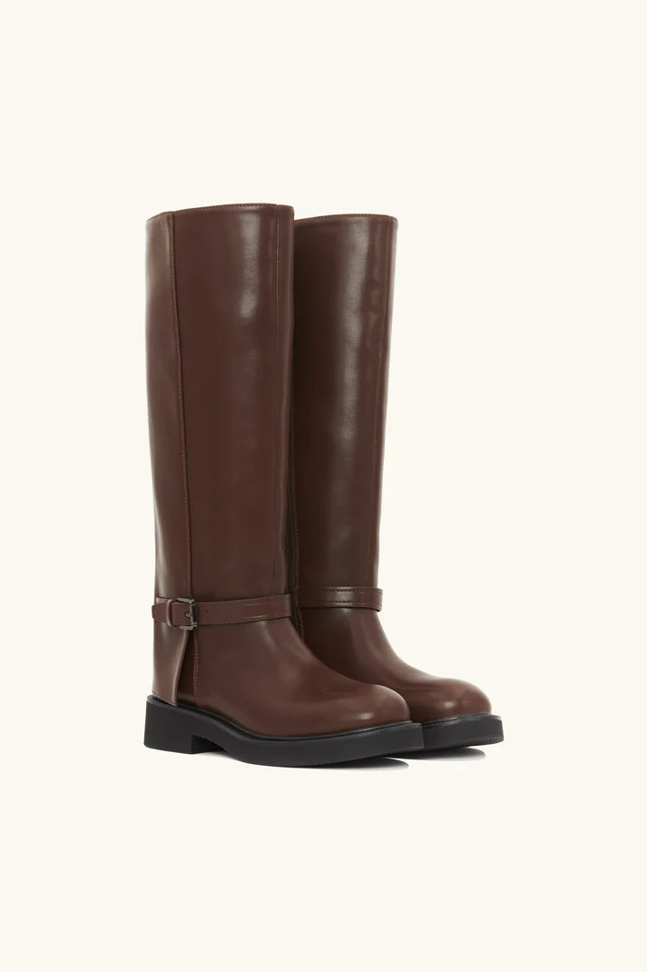 Bottes minimalistes noires avec détail boucle