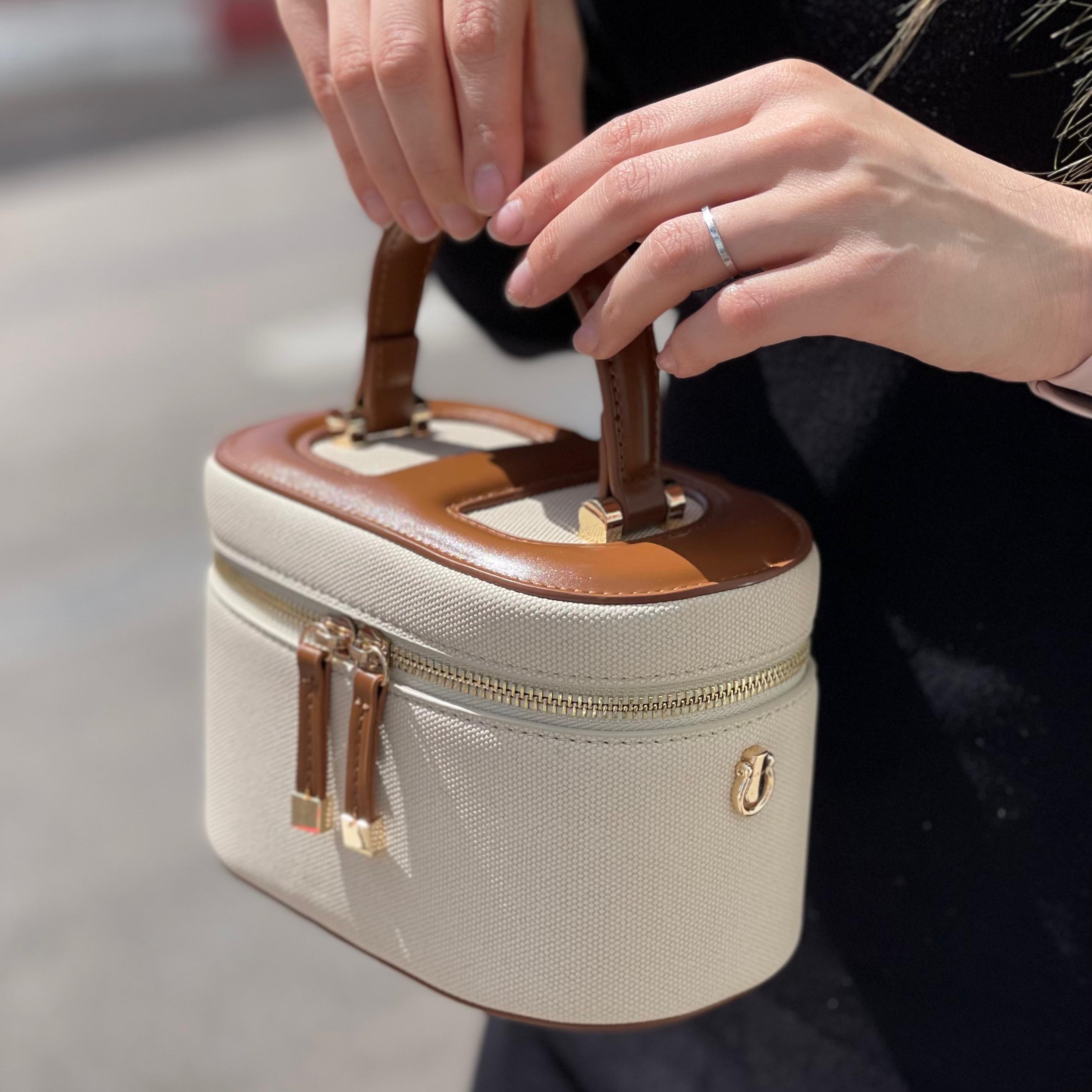 Joli sac à bandoulière réglable présente une fermeture zippée