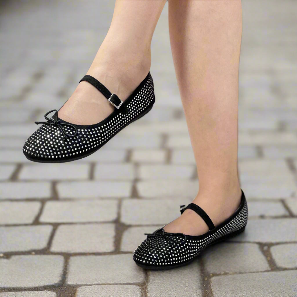 Chaussure plate à strass avec ruban décoratif et lanière ajustable.