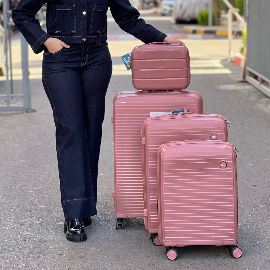Valises Avec Détail De Cadenas Et Mécanisme De Traction
