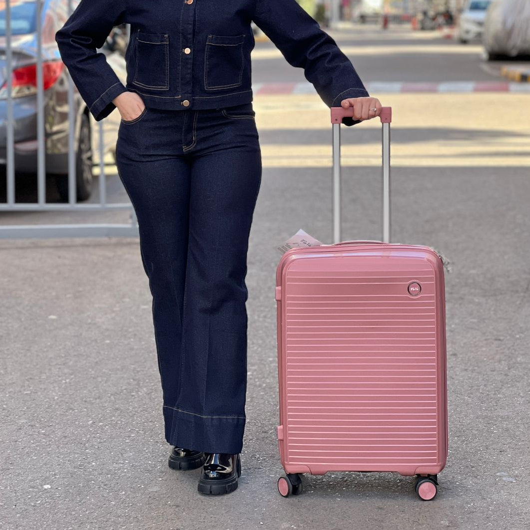 Valises Avec Détail De Cadenas Et Mécanisme De Traction