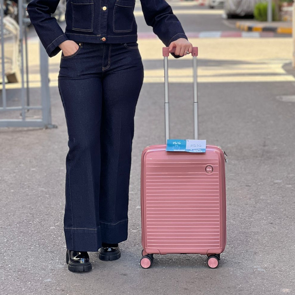 Valises Avec Détail De Cadenas Et Mécanisme De Traction