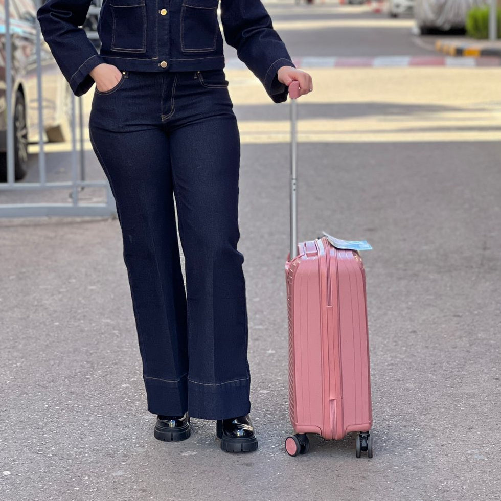 Valises Avec Détail De Cadenas Et Mécanisme De Traction