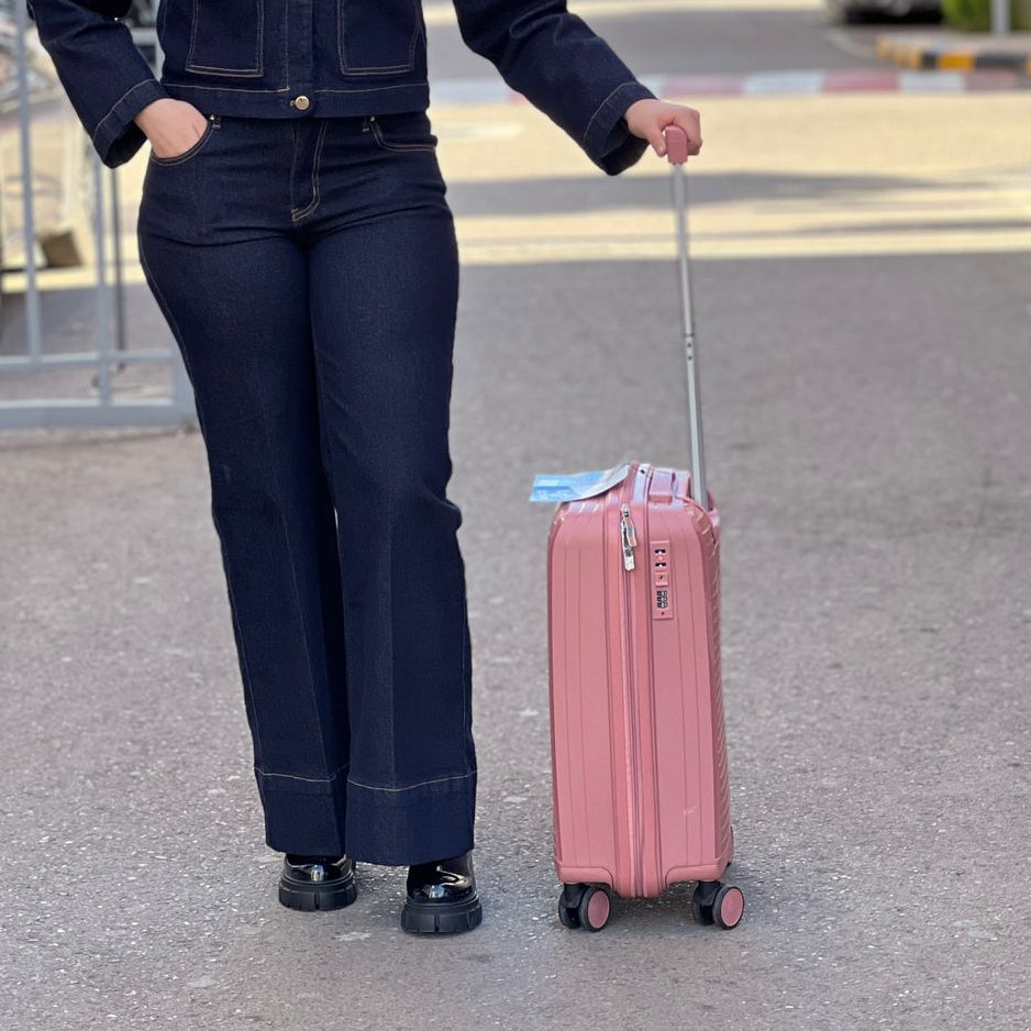 Valises Avec Détail De Cadenas Et Mécanisme De Traction