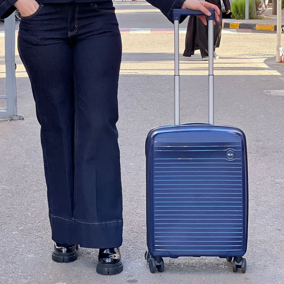 Valises Avec Détail De Cadenas Et Mécanisme De Traction