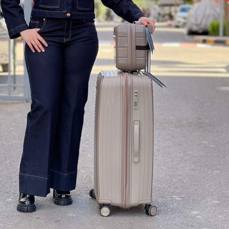 Valises Avec Détail De Cadenas Et Mécanisme De Traction