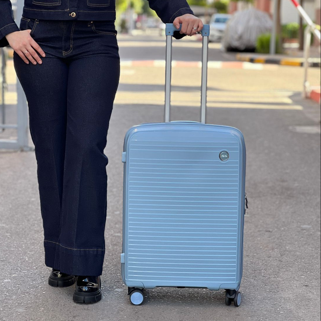 Valises Avec Détail De Cadenas Et Mécanisme De Traction