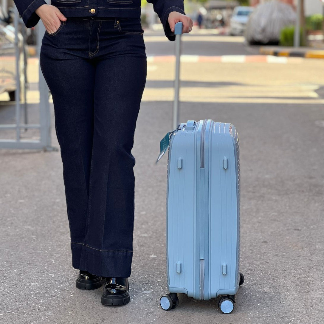 Valises Avec Détail De Cadenas Et Mécanisme De Traction