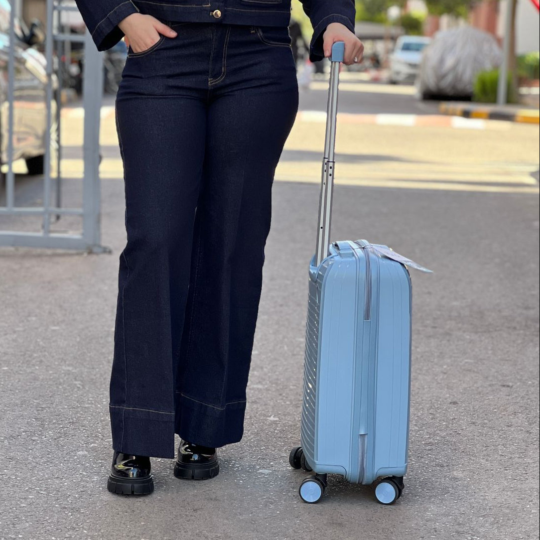 Valises Avec Détail De Cadenas Et Mécanisme De Traction