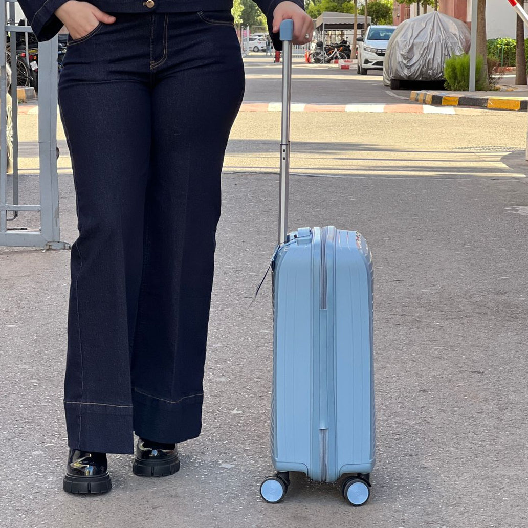 Valises Avec Détail De Cadenas Et Mécanisme De Traction