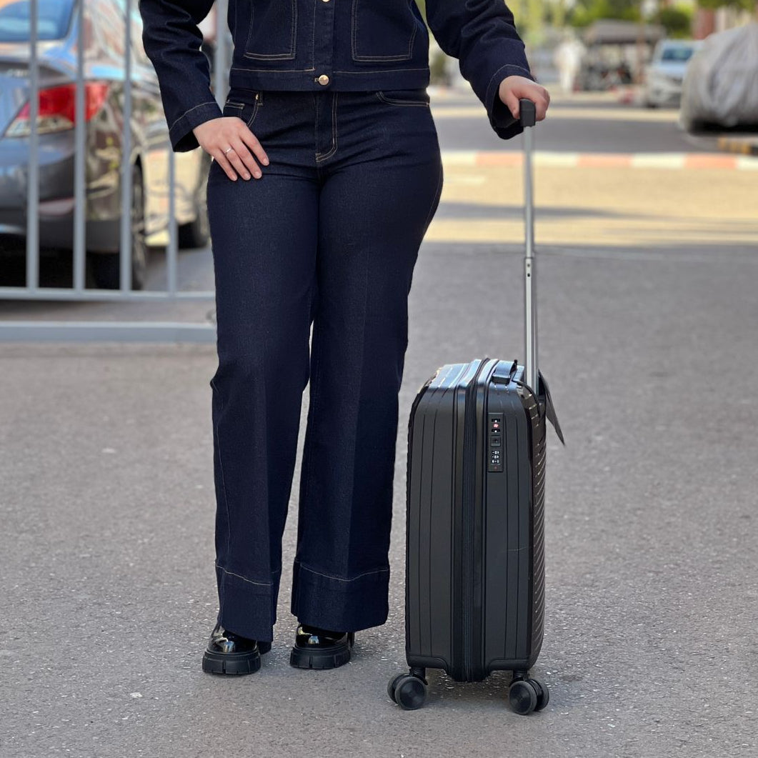 Valises Avec Détail De Cadenas Et Mécanisme De Traction