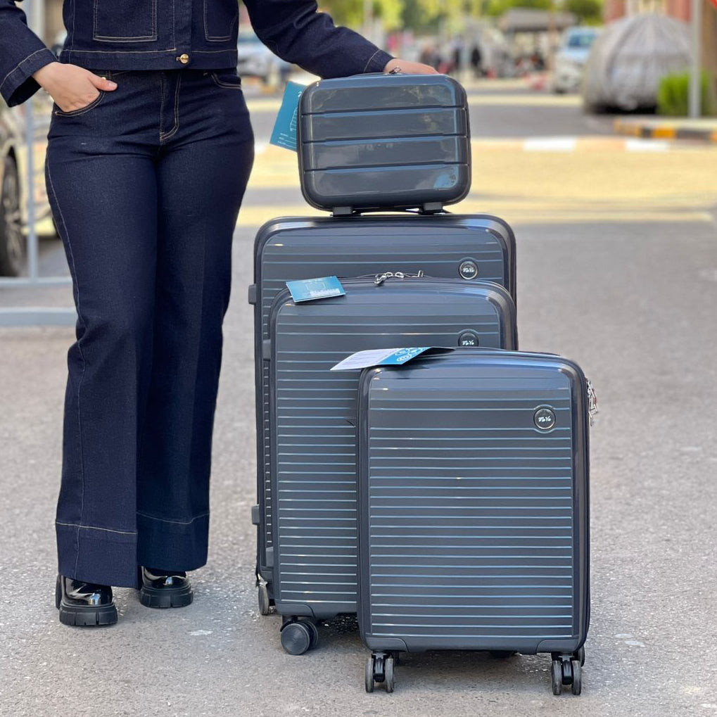 Valises Avec Détail De Cadenas Et Mécanisme De Traction